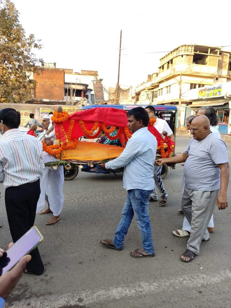 गुरुकर्ज उतारा नहीं जा सकता,उनकी अर्थी को दिया पल्लव ने कंधा।