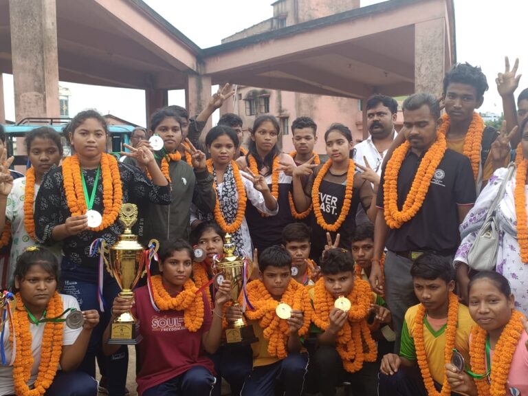कुश्ती प्रतियोगिता में पाकुड़ जिले के बच्चों ने 4 स्वर्ण, 16 रजत एवं 6 कांस्य पदक जीतकर जिला का नाम किया रोशन