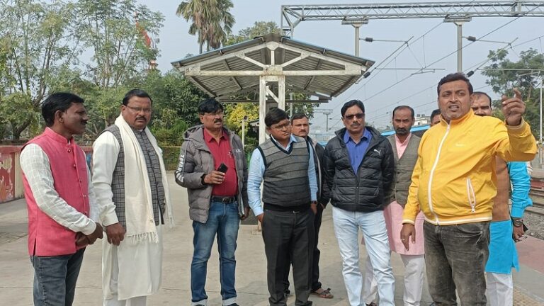 रेलवे के पदाधिकारी ने किया कार्यक्रम स्थल का निरीक्षण