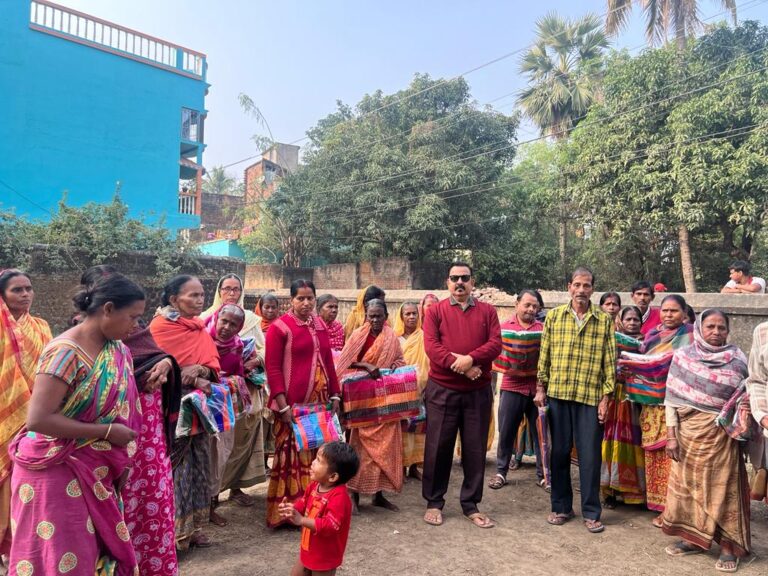 कांग्रेस नेता अर्धेन्दु गाँगुली ने गरीबों, वृद्धों के बीच वितरण किया गर्म कपड़े