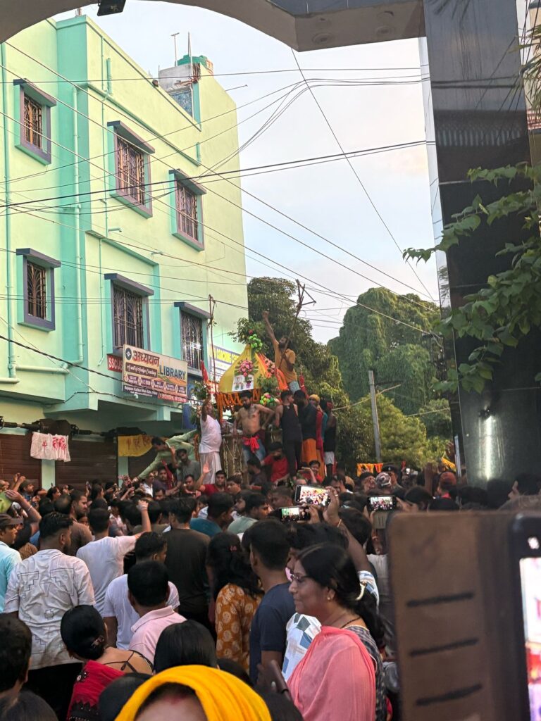 चेन स्नेचिंग करने वाले अपराधी जान लें , पाकुड़ जेल आपके स्वागत के लिए तैयार है। महिलाएं आस्था की भीड़ में ज़ेवरात पहनने से करें पहरेज।