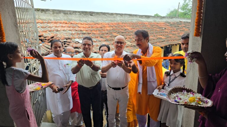 शिलान्यास के साथ उद्घाटन भी , लेकिन राजनैतिक सीमाओँ के उसपार समाज सेवा का एक बार फिर दिखा वही जुनून , शिशु मंदिर विद्यालय के नवनिर्मित भवन का लुत्फुल हक़ ने किया उद्घाटन।