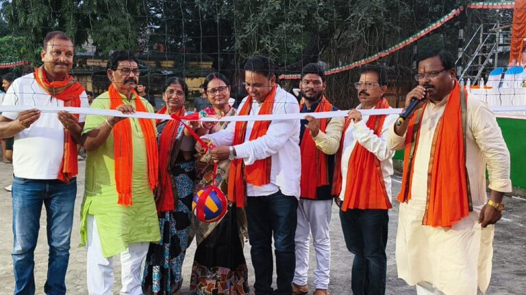 पाकुड़ रेलवे मैदान में सांसद खेल महोत्सव का हुआ उद्घाटन। प्रदेश मंत्री दुर्गा मरांडी ने फीता काट कर किया उद्घाटन।