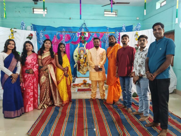 एंडेवर एकेडमी में बड़े ही हर्ष उल्लास के साथ मनाया गया है सरस्वती पूजा