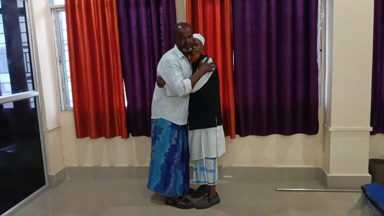 प्रधान न्यायाधीश कुटुंब न्यायालय रजनीकांत पाठक के प्रयास से बुजुर्ग पिता को पुत्र ने लगाया गले मतभेद हुआ खत्म