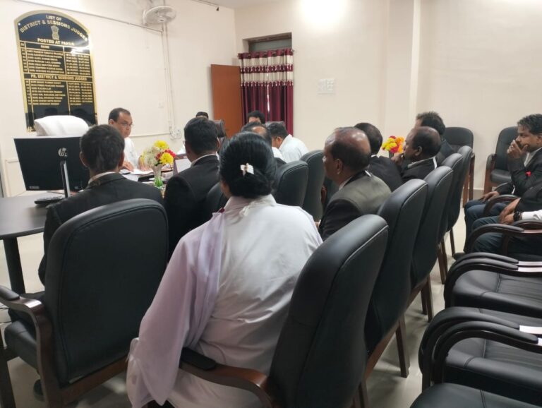 अप्रैल माह में मासिक लोक अदालत के साथ विशेष लोक अदालत में एनआई एक्ट(चेक बाउंस) मामले को लेकर पीडीजे की अध्यक्षता में हुई अहम बैठक
