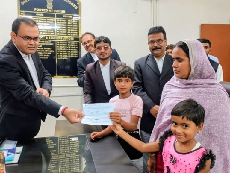 *पाकुड़ व्यवहार न्यायालय में सड़क दुर्घटना के पीड़ित आश्रितों के बीच कुल 1 करोड़ 75 लाख 91 हज़ार 106 रूपए के मुआवजा राशि का किया गया चेक भुगतान*