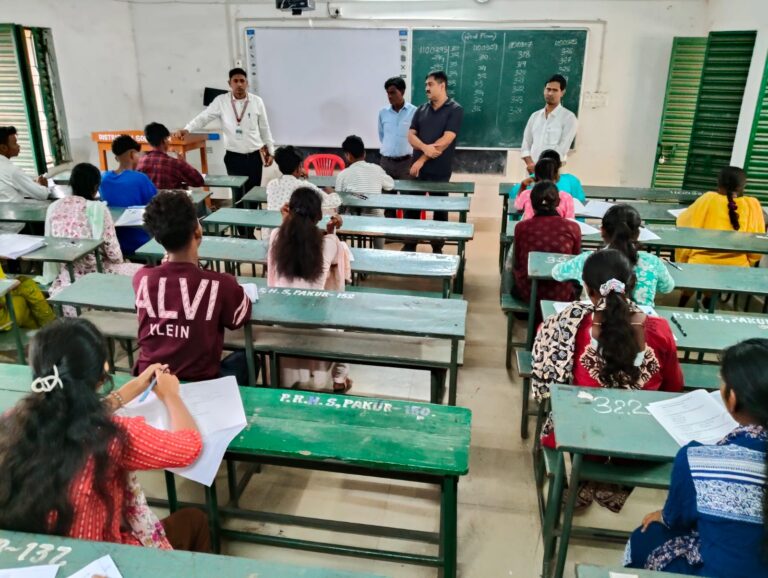 *जिला सीएम स्कूल ऑफ एक्सीलेंस, पाकुड़ में ग्यारहवीं कक्षा की प्रवेश परीक्षा शांतिपूर्ण एवं कदाचार मुक्त संपन्न*