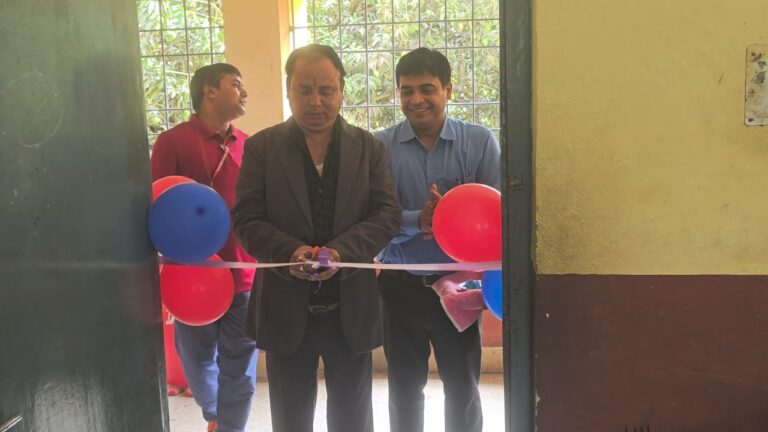 समाजसेवी लुत्फ़ल हक ने डीएवी स्कूल को दिया स्मार्ट बोर्ड,बच्चों की पढ़ाई होगी और बेहतर-:-लुत्फ़ल हक