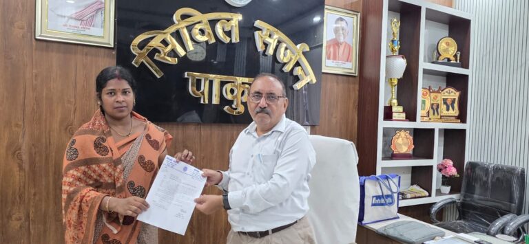 गोपीनाथपुर में उप स्वास्थ्य केंद्र निर्माण की मांग को लेकर जिला परिषद सदस्य पिंकी मंडल ने सौंपा ज्ञापन