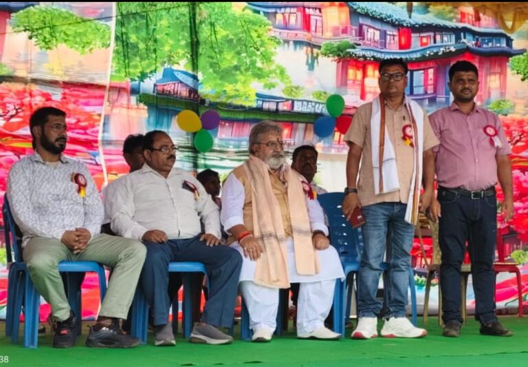 पेरेंट्स डे पर जिला टॉपर को लैपटॉप, माता-पिता को मोटरसाइकिल उपहार देकर किया सम्मानित