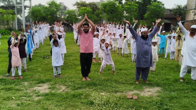 अंतरराष्ट्रीय योग दिवस के अवसर पर मदरसा के छात्र छात्राओं व शिक्षको ने उत्साह के साथ किया योगाभ्यास।