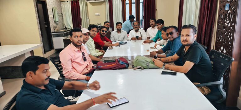 मुस्कान होटल के ऑंगन में एक बार फिर पत्रकार हित में JJA बैनर तले पाकुड़ में युवा पत्रकारिता ने ली नई अंगड़ाई।