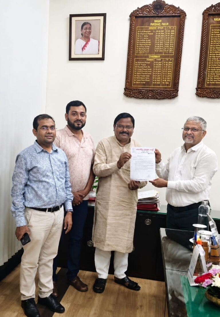 पैसेंजर एसोसिएशन के अधिकारियों ने रेलवे महाप्रबंधक को सौंपा ज्ञापन, 3 सूत्री मांगों पर विचार की गुहार।