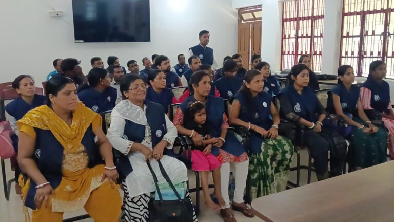 *डालसा सभागार में एक दिवसीय ओरियंटेशन सह पीएलवी प्रशिक्षण कार्यक्रम का आयोजन* झालसा रांची के निर्देशानुसार जिला विधिक सेवा प्राधिकार के तत्वाधान में प्रधान जिला एवं सत्र न्यायाधीश सह जिला विधिक सेवा प्राधिकार के अध्यक्ष दिवाकर पांडेय के निर्देश पर डालसा सचिव रूपा बंदना किरो की उपस्थिति में पीएलवी कैपेसिटी बिल्डिंग सह प्रशिक्षण कार्यक्रम का आयोजन जिला विधिक सेवा प्राधिकार के सभागार में आयोजित किया गया। कार्यक्रम में सचिव रूपा बंदना किरो ने सभी पीएलवी के कार्य की समीक्षा की गई। सभी पैरा लीगल वॉलिंटियर्स का कार्य रजिस्टर का मूल्यांकन किया गया एवं आवश्यक निर्देश दी गई। सचिव रूपा बंदना किरो ने सभी उपस्थित पैरा लीगल वॉलेंटियर्स को उनके कार्य कौशल को बढ़ाने ,अधिक से अधिक संख्या में वंचित योग्य व्यक्ति को कानूनी सहायता एवं सरकारी योजनाओं का लाभ दिलाने को लेकर कई महत्वपूर्ण बिंदुओं पर चर्चा की एवं आवश्यक दिशा निर्देश दी गई। मौके पर लीगल एड डिफेंस कॉन्सिल सिस्टम के चीफ सुबोध कुमार दफादार डिप्टी चीफ़ मो नुकुमुद्दीन शेख एवं लीगल एड डिफेंस कॉन्सिल के सहायक गंगाराम टुडू समेत सभी पैरा लीगल वॉलिंटियर्स उपस्थित रहें।