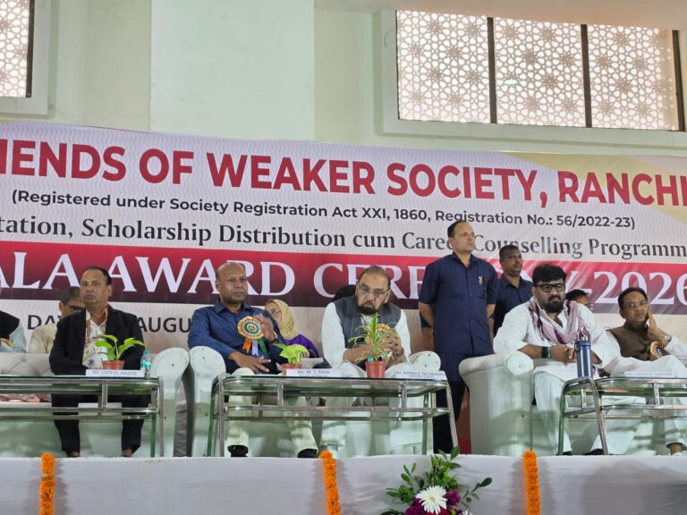 आँखों में बड़े सपने सजाने के सम्मान लिए मचल उठे बच्चे , गरीब मेधावी बच्चीयों को लुत्फल हक ने दिया लैपटॉप
