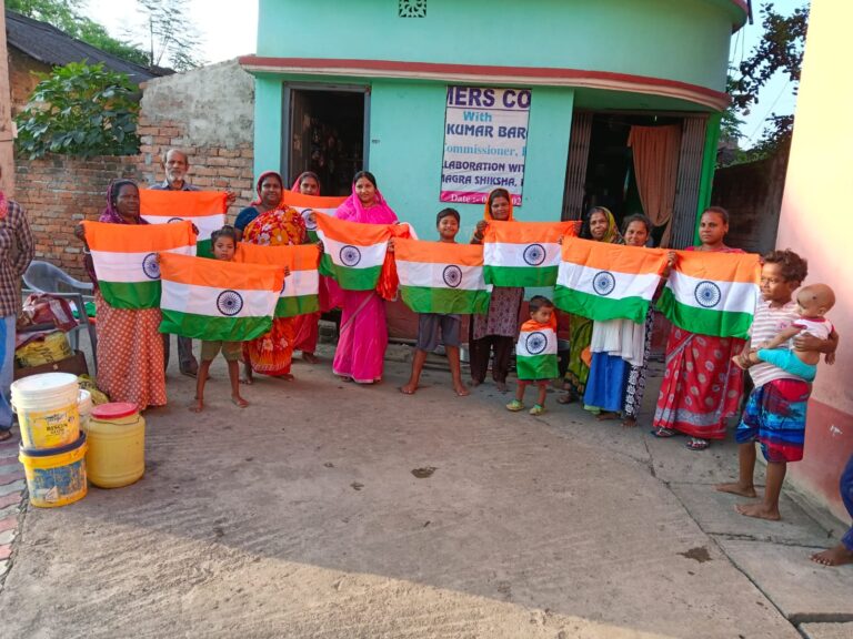 हर घर तिरंगा अभियान के तहत वार्ड पार्षद निभा देवी ने घर-घर पहुंचकर किया तिरंगा वितरण