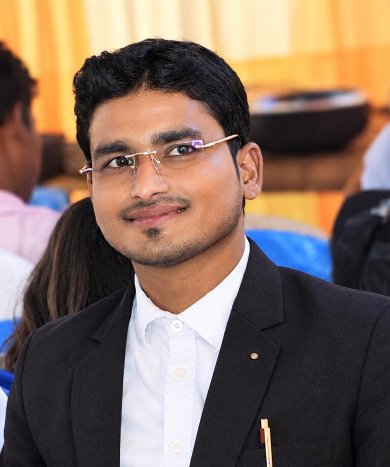 अधिवक्ता और राजनीति से जुड़े सामाजिक कार्यकर्ता हक़ साहब ने पत्रकारों को दी जीत की बधाई।
